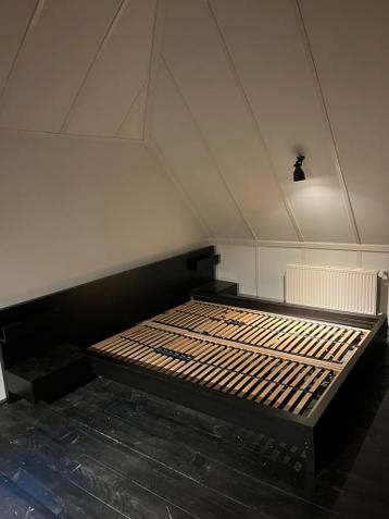 Ikea bed 180x220 met hoofdbord en nachtkastjes