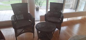 2 rieten stoelen met tafel