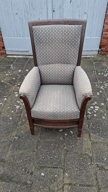 Retro stoel met houten frame en rechte rug