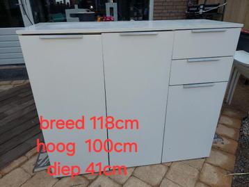 Witte kastje met deuren en 2 lades