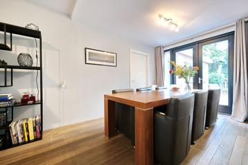 Eettafel (300x100) met 6 donker bruine lederen stoelen