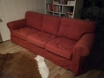 Gratis afhalen: Comfortabele rode stoffen bank