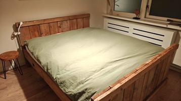 Bed 160cm van steigerhout met matrassen en topper