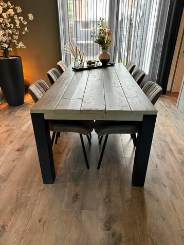 Handgemaakte eettafel zo goed als nieuw