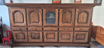 Diverse meubels: kasten, wandklok, bijzettafel