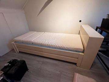 GRATIS, zware stevige eenpersoons bed.
