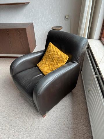 Bruin leren stoel met robuuste leuningen - Gratis!