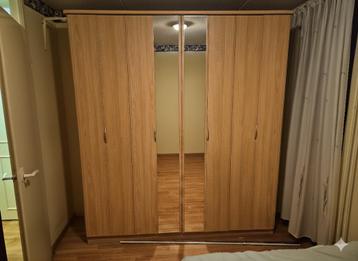 Gratis Kledingkast groot met schuifdeuren