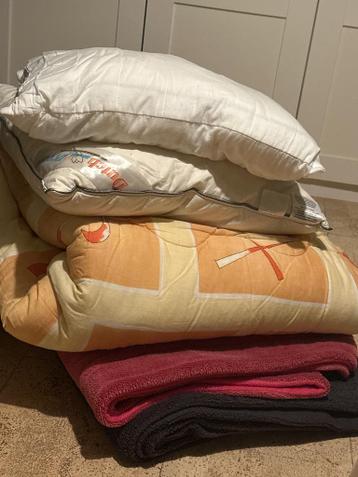 Diverse dekentjes en twee kussens gratis af te halen!