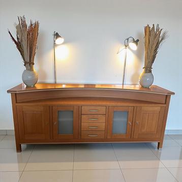 Gratis meubels: Kast, eettafel, stoelen, dressoir, tv meubel