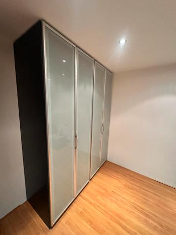 Linnenkast met glazen schuifdeuren