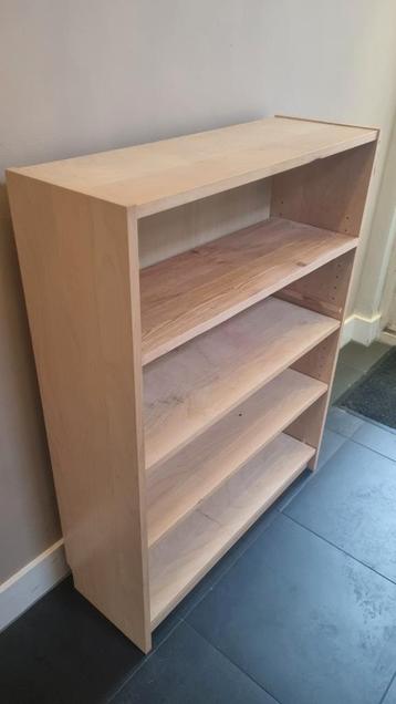 Gratis ondiepe kast met planken