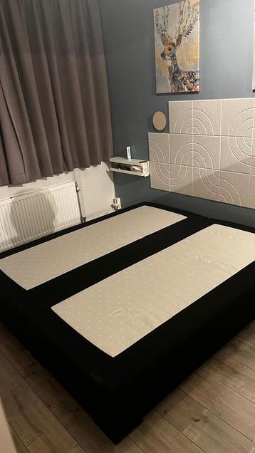 Stevige boxspring onderstel, zwart met poten