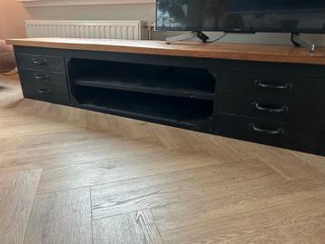 Gratis af te halen: industrieel TV meubel
