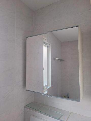 Badkamerkastje met spiegel om op te hangen