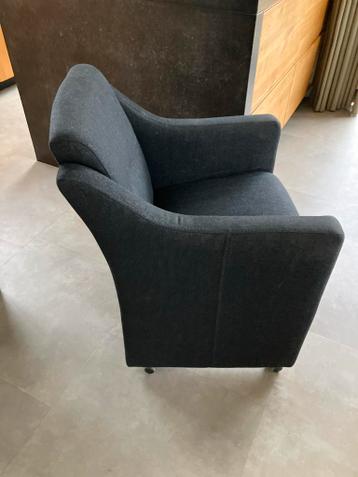 Twee antraciet huiskamerstoelen op wielen