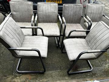Gratis! Grijze eetkamerstoelen met armleuning