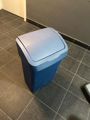 Gratis plastic blauwe prullenbak