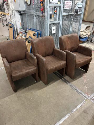 Drie (kunst?) lederen stoeltjes op wieltjes