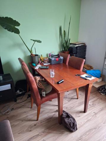 Gratis eettafel en 6 stoelen