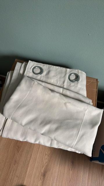 GRATIS: 1 beige ikea gordijn + rest stof