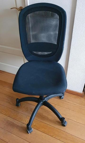 Gratis: Zwarte bureaustoel met mesh rugleuning
