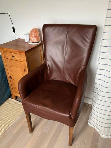 Gratis 2 bruin leren vintage eetkamerstoelen, eiken poten