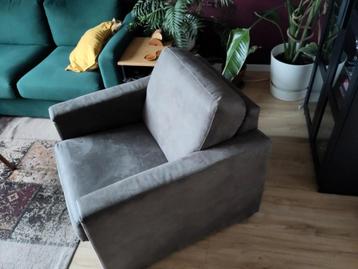 Grijze stoel, fauteuil. Staat in de weg, dus gratis!