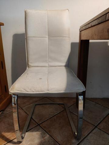 Acht Eetkamerstoelen om op te knappen