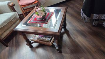 GRATIS Af te halen: leuk tafeltje met glasplaat.