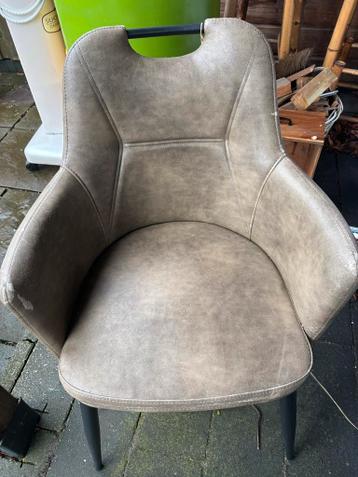 Gratis 4 stoelen met leuning