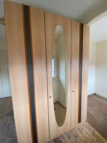 Degelijke kledingkast met spiegel