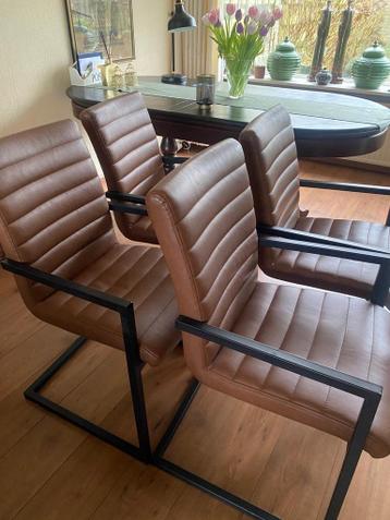 Gratis 4 Eetkamerstoelen met Gebruikerssporen
