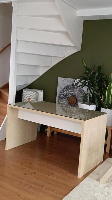 Bureau in uitstekende staat met gratis glasplaat
