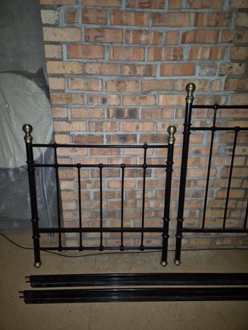 Zwart metalen eenpersoonsbed