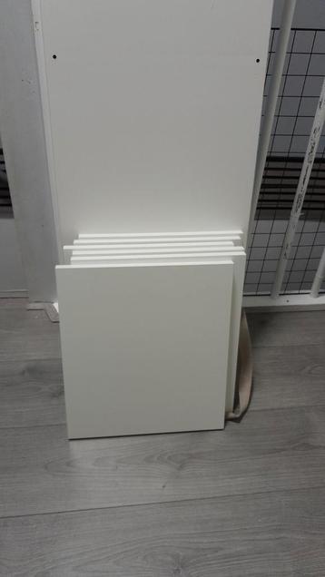 Planken niet compleet, van kallax kast met 2 blauwe manden.