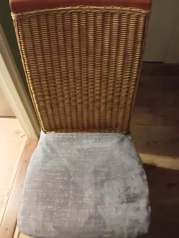 Mooie rieten eetkamerstoel met grijze zitting