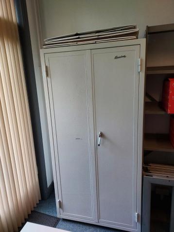 Zware brandvertragende kast 185x90x56.