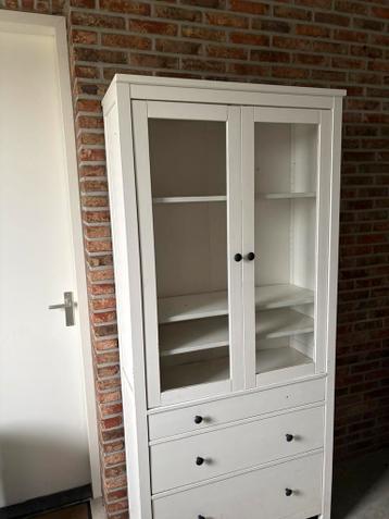 Witte kast met glazen deuren en lades