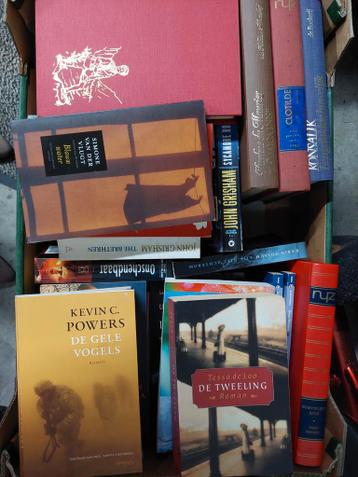 Bananendoos vol met diverse boeken