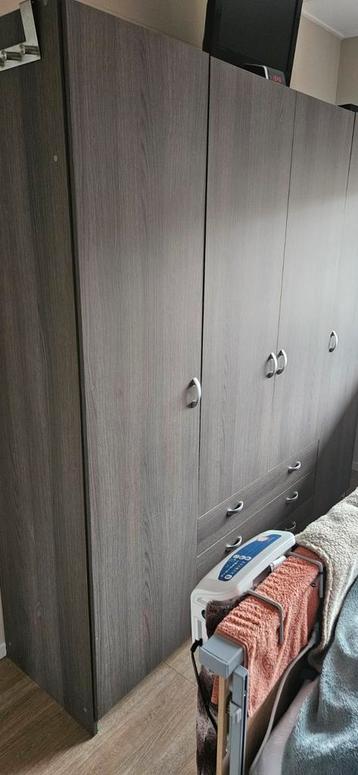 Grote kledingkast met hang- en legruimte - Gratis!
