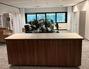 Grote kantoor opbergkast op wieltjes (gelamineerd hout)