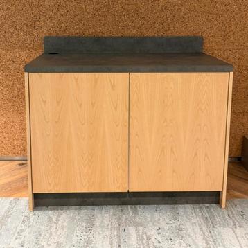 Compacte opbergkast met houtlook en donker werkblad