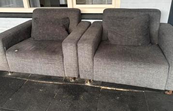 2 grijze love seats