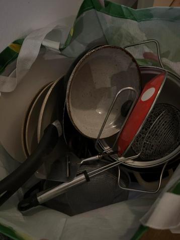 Pannenset met borden en keukengerei