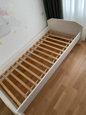 Gratis, twee dezelfde 1-persoons witte bedden, 90x200