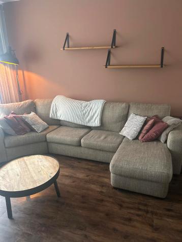 Beige hoekbank in prima staat