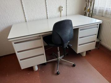 Stalen bureau met bureau stoel