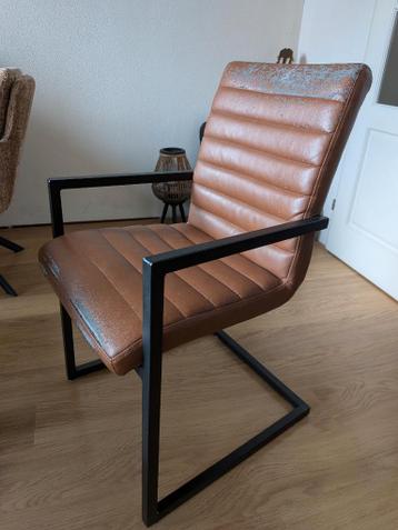 Gratis: 4 eetkamerstoelen - stevig, kunstleer beschadigd