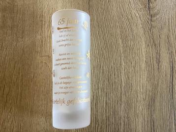 Glas.Gegraveerd met tekst Voor 65 jaar. bv Jarig of Getrouwd